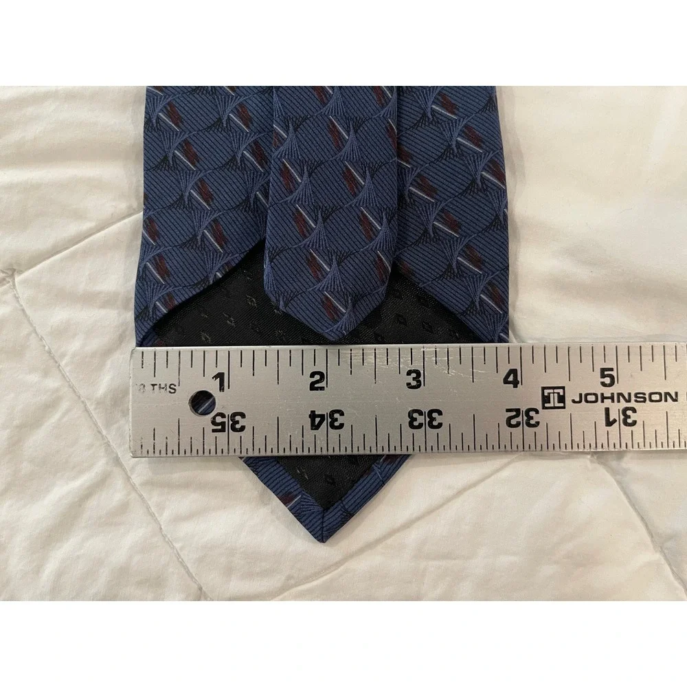00241 -Bill Blass Geometric Mens Silk Necktie Blue Patterned Designer Formal NWT